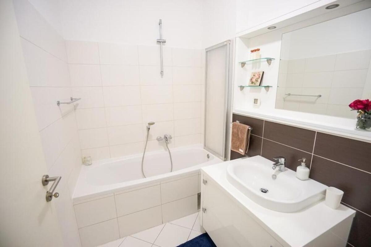 Apartment Zara White Buitenkant foto